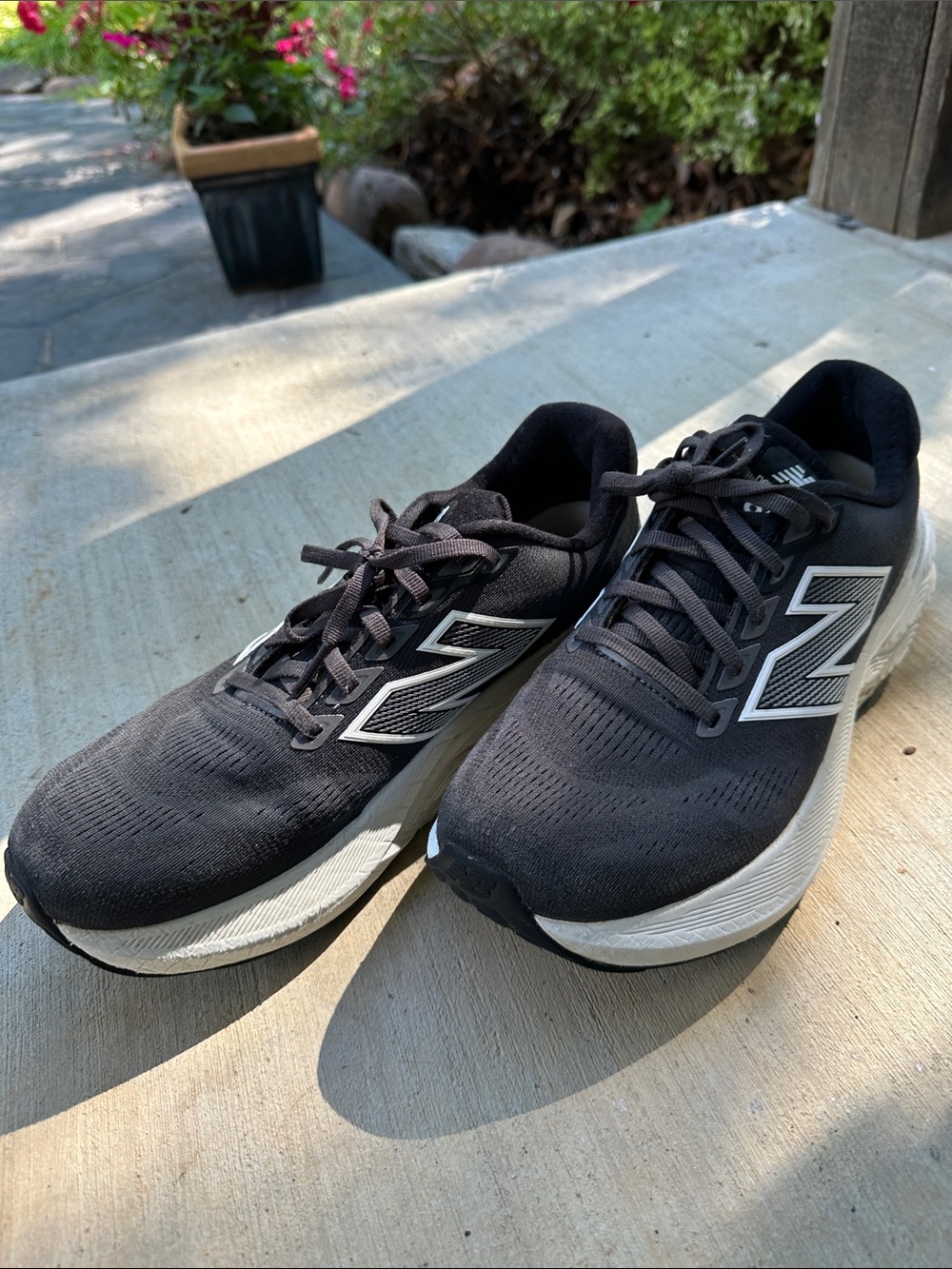 New Balance Men’s Black and White Athletic Running Shoes, size 9 1/2